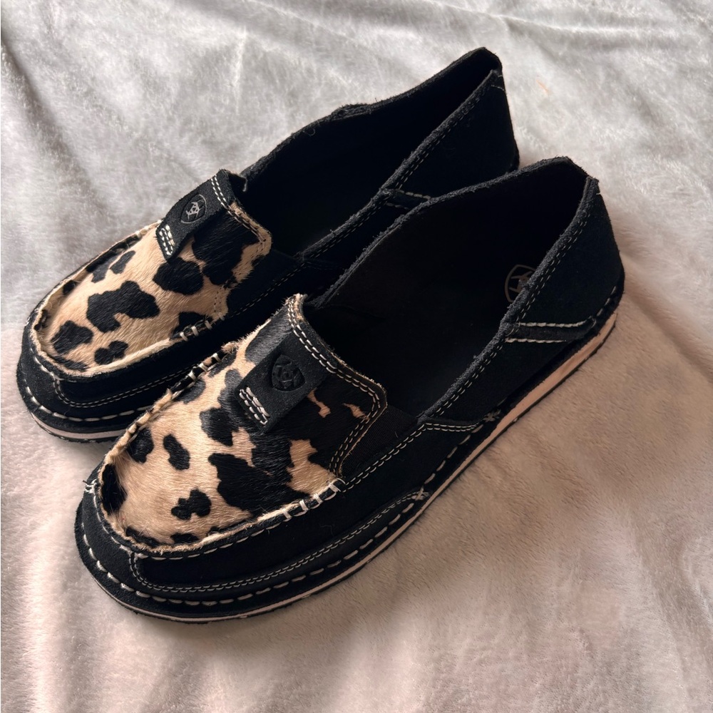 NWOT Ariat cruisers
